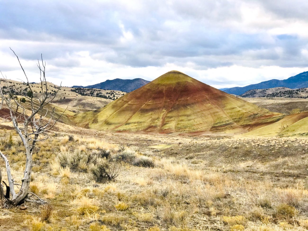 The Painted Hills Overlook Trail: A gateway to mesmerizing views.